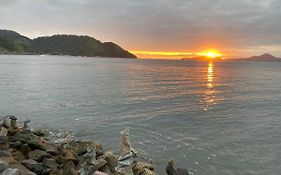 Apartamento Agradavel Em Santos Na Rua Da Praia.